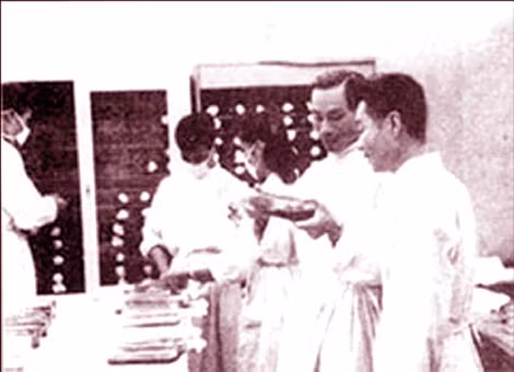 Trong điều kiện khắc nghiệt của chiến tranh, nhiều nhà khoa học Việt Nam vẫn cho ra đời những sáng chế thực sự ích nước lợi dân. Trong ảnh: Giáo sư, bác sĩ Đặng Văn Ngữ giới thiệu kết quả kiểm tra nước lọc Pênixilin với Bộ trưởng Bộ Y tế Hoàng Tích Trí (Chiêm Hóa, Tuyên Quang năm 1952).