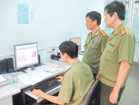 Cán bộ chiến sĩ Phòng PV27 Công an tỉnh Khánh Hòa tra cứu và nhận dạng vân tay bằng thiết bị công nghệ.