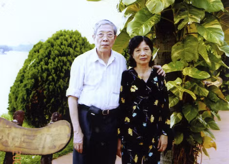Nhà thơ Hoàng Thị Minh Khanh cùng chồng - TS Hoàng Tuấn, nguyên Giám đốc Bệnh viện 19-8 ( Bộ Công an).