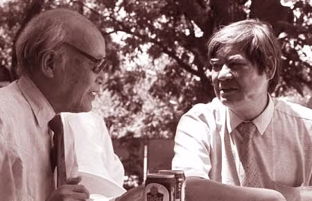 Nhà văn Nguyễn Đình Thi (bên phải) và nhà văn Tô Hoài.