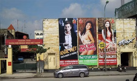 Poster quảng cáo đêm diễn của "bà Tưng" tại quán bar Max 3 đã bị lãnh đạo Sở Văn hóa, Thể thao & Du lịch Hà Nội kiên quyết yêu cầu gỡ bỏ.