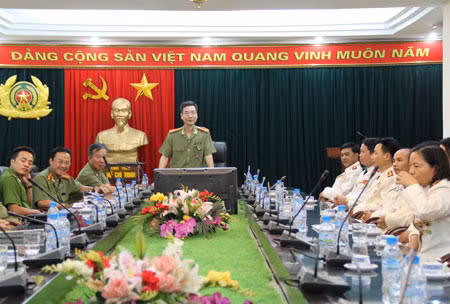 Đại tá Phạm Văn Miên, Tổng biên tập Báo CAND và các đồng chí trong Ban biên tập tổ chức gặp mặt, giao lưu cùng các điển hình tiên tiến tại tòa soạn Báo CAND (Hà Nội ngày 15/8/2013). Ảnh: Thanh Cảnh.