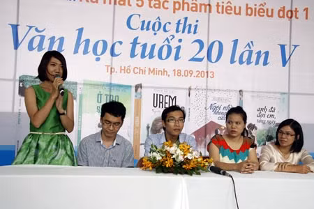 Các tác giả trẻ trong buổi giao lưu ra mắt 5 tác phẩm tiêu biểu đợt 1 cuộc thi Văn học tuổi 20 lần thứ V do NXB Trẻ tổ chức (Tp HCM, 18/9/2013).