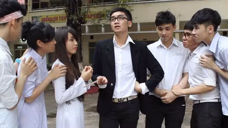Clip hài "Tình yêu tuổi học trò" của BB&BG kết hợp cùng giảng viên Nguyễn Hoàng Khắc Hiếu thực hiện thu hút hơn 6,4 triệu lượt người xem.