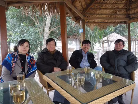 Nhà thơ Nguyễn Thị Mai cùng các đồng nghiệp. Từ trái qua: Nhà thơ Nguyễn Thị Mai, nhà thơ Lâm Xuân Vi, nhà thơ Trương Nam Hương và nhà thơ Bình Nguyên. Ảnh: Minh Lê.