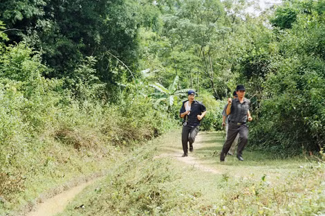 Trung tá Quàng Văn Thanh (người dẫn đầu) trong một vụ truy bắt đối tượng ở khu vực Thanh Nưa, huyện Điện Biên.