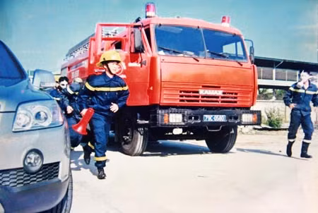Triển khai đội hình chữa cháy.