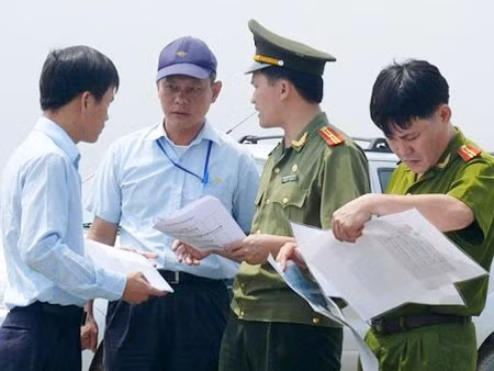 Công an huyện Kỳ Anh (tỉnh Hà Tĩnh) kiểm tra phương án bảo vệ an ninh trật tự của một đơn vị trong Khu kinh tế Vũng Áng.