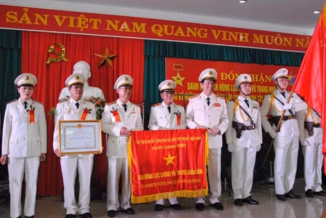 Đại tướng Trần Đại Quang, Ủy viên Bộ Chính trị, Bộ trưởng Bộ Công an, Trưởng ban Chỉ đạo Tây Nguyên trao cờ và bằng danh hiệu Anh hùng Lực lượng vũ trang nhân dân cho Cục An ninh Tây Nguyên.