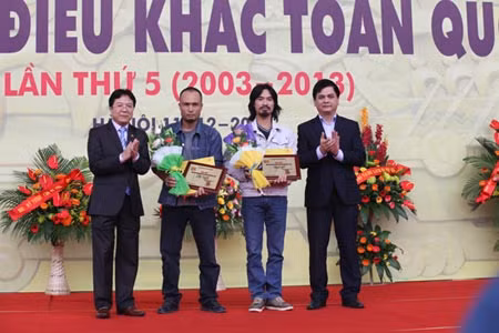 Thứ trưởng Bộ Văn hóa, Thể thao và Du lịch Vương Duy Biên (ngoài cùng bên trái) trao giải cho các tác giả có tác phẩm được Hội đồng nghệ thuật tuyển chọn.