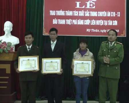 Đại tá Phan Huy Ngọc - Phó Giám đốc Công an tỉnh Phú Thọ trao thưởng cho các tập thể, cá nhân có thành tích xuất sắc trong chuyên án C10-13.