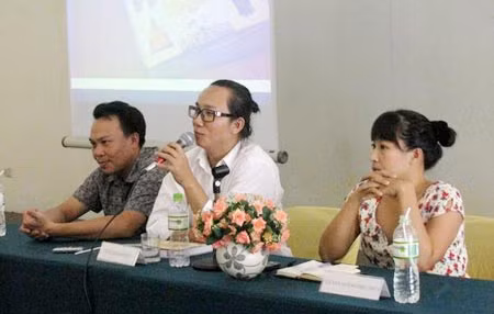 Trần Quang Đức trong buổi tọa đàm ra mắt cuốn sách "Ngàn năm áo mũ".