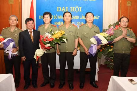 Thượng tướng Đặng Văn Hiếu, Ủy viên Trung ương Đảng, Thứ trưởng Thường trực Bộ Công an; Trung tướng Bùi Quang Bền, Ủy viên Trung ương Đảng, Thứ trưởng Bộ Công an và Chủ tịch Hội Nhạc sĩ Việt Nam Đỗ Hồng Quân chúc mừng BCH Chi hội Nhạc sĩ CAND.