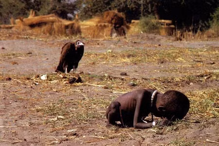 "Kền kền chờ đợi" - Đăng tấm ảnh này trên Flick, Kevin Carter tâm sự: "Hãy ngắm bức ảnh và suy nghĩ về nó khi bạn than phiền đến đồ ăn thức uống của mình, về những thứ ăn được mà bạn lãng phí hàng ngày".