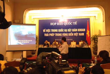 Phó Tư lênh, Tham mưu trưởng Bộ Tư lệnh Cảnh sát biển Việt Nam Ngô Ngọc Thu đang giới thiệu đoạn video clip quay cảnh các tàu Trung Quốc tấn công tàu Việt Nam.
