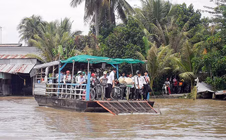 Nhiều học sinh trên địa bàn tỉnh Hậu Giang khi qua đò không mặc áo phao.