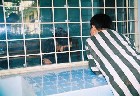 Một tử tù được gặp gia đình tại Trại tạm giam Hà Nội: Hai người chỉ nhìn nhau và khóc.