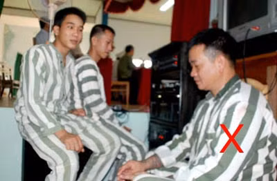 Hải "Bánh" (X) và những người bạn tù.