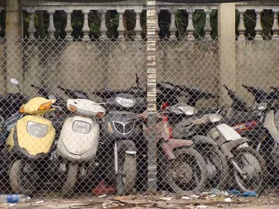Xe vi phạm nằm phủ bụi ở các điểm trông giữ.