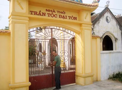 Ông Trần Thanh Hải, Phó Chủ tịch Hội đồng gia tộc họ Trần trước nhà thờ Trần Tộc Đại Tôn.