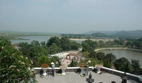 Từ nơi yên nghỉ của cố Tổng Bí thư Trần Phú trên đồi Quần Hội nhìn xuống bến Tam Soa, xa xa là dãy Thiên Nhẫn phủ La Sơn khi xưa.