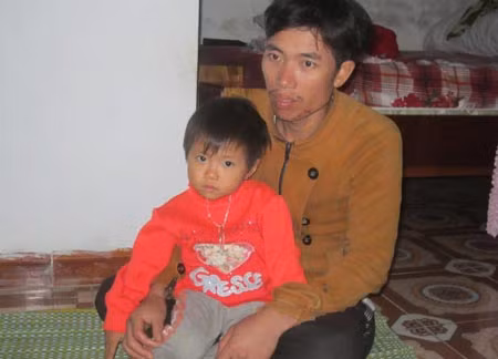Thuyền viên Hà bế đứa con đầu và kể chuyện.