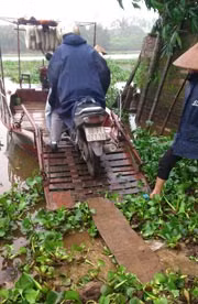 Người dân xóm Tiền Giang khó nhọc qua sông.