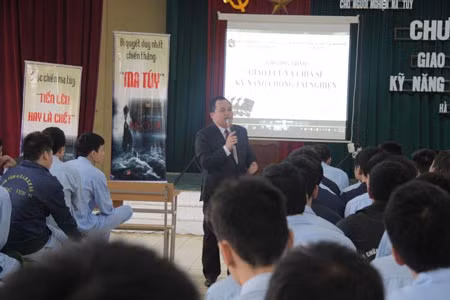 Một buổi giao lưu giữa Trung tâm nghiên cứu và hỗ trợ tâm lý cho người nghiện ma túy với các học viên cai nghiện.