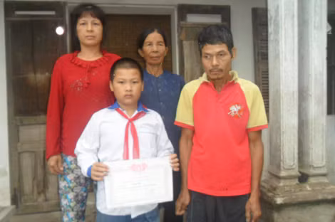 Bà Mão bên hai con và cháu ngoại của mình.