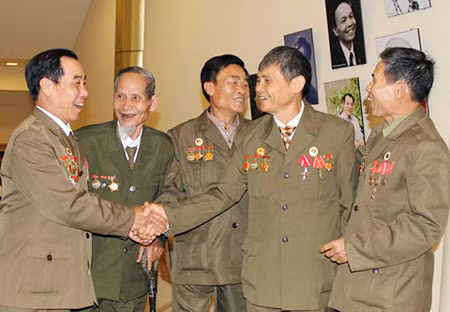 Những tù binh xúc động gặp lại nhau sau 40 năm.
