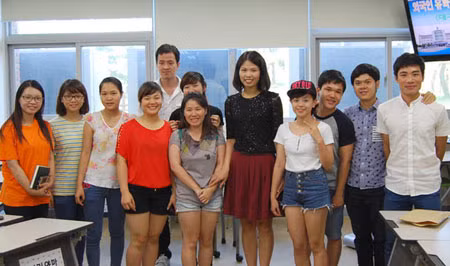 Ngọc Lan sau buổi huấn luyện về cách phòng chống tội phạm cho du học sinh tại Trường Đại học Daegu.