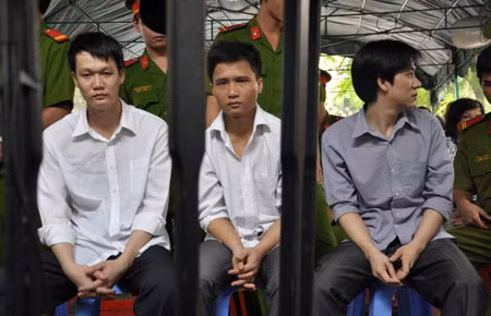 Nhóm người tình của đại gia đồng tính trước tòa.