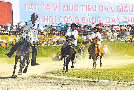 Mỗi dịp xuân về, dân Bắc Hà lại kéo nhau về trẩy hội với những thú vui vùng cao.