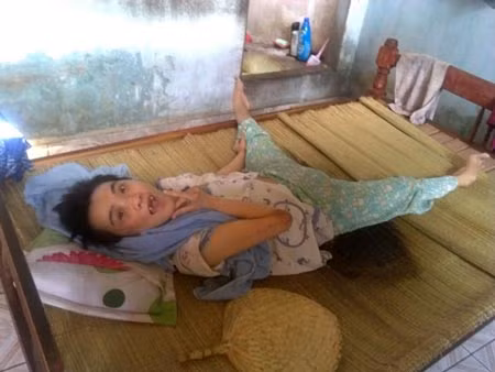 Chị Trâm ngơ ngác trước tai họa ập xuống.