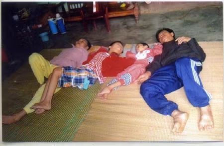 Bốn người bệnh đang ngày ngày là gánh nặng đặt lên vai chị Huệ.