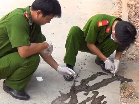 Vết axít tại hiện trường gây án.