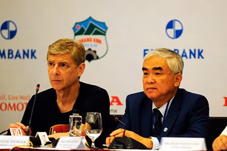 Họp báo trước trận đấu giao hữu giữa hai đội tuyển Việt Nam và Arsenal.
