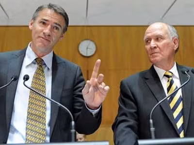 Dân biểu độc lập Tony Windsor (phải) và Rob Oakeshott.