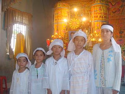 Chị Cúc và 4 cháu nhỏ trong đám tang.