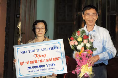 Vợ chồng nhà thơ Thanh Thảo ủng hộ tiền trong buổi ra mắt quỹ.