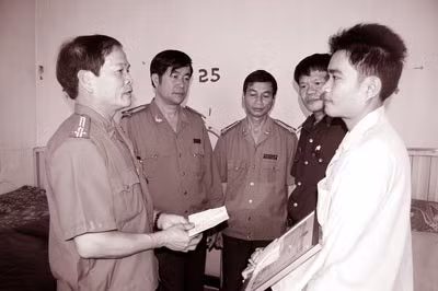 Một chiến sĩ dũng cảm bắt tên cướp có HIV ảnh 1