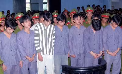 Tuấn "nê" và đồng bọn trước vành móng ngựa.