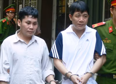Luân "con" bên phải cùng Giàu sau phiên xử phúc thẩm.