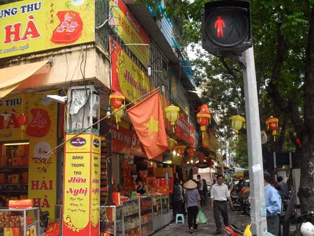 Cửa hàng bán bánh Trung thu tràn ngập phố phường Hà Nội.