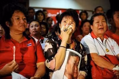 Những người ủng hộ ông Thaksin đã khóc khi nghe phán quyết của tòa án tối cao.