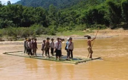 Học sinh Trường THCS Tam Văn, huyện miền núi Lang Chánh (Thanh Hóa) bằng ngày phải đi bè luồng đến trường.