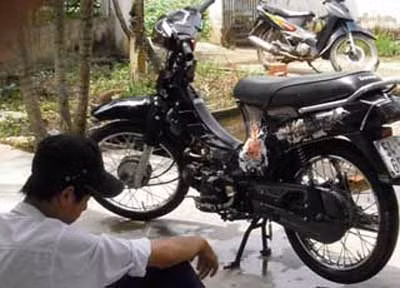 Một yêng hùng tuổi teen với con quái xế dán đủ thứ hình đầu lâu quái gở trước giờ đua tốc độ.