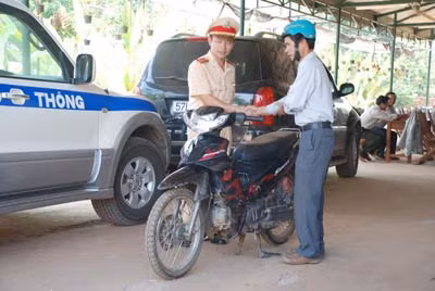 CSGT Đắk Nông trao trả xe mất cắp cho người dân ảnh 1