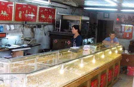 Mưu trí trước mũi súng kẻ cướp tiệm vàng ảnh 1