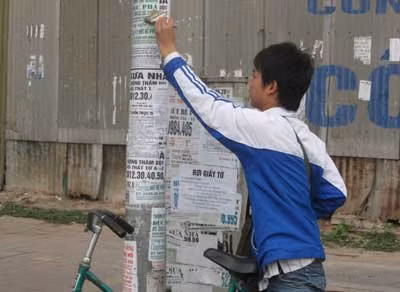 Người dân đi dán quảng cáo rao vặt thuê chủ yếu là học sinh, sinh viên.